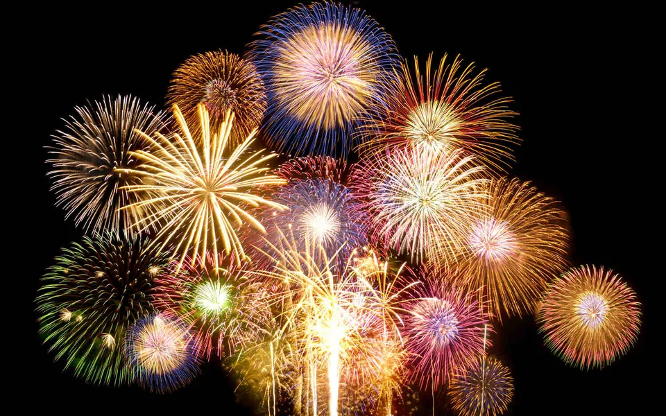 Fuegos artificiales iluminando el cielo